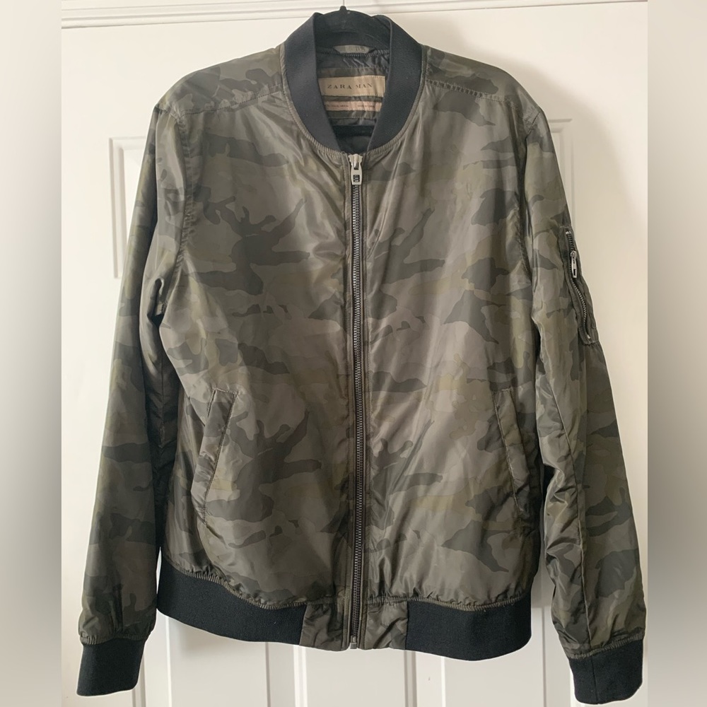 Like new men’s camouflage bomber jacket size XL by Zara